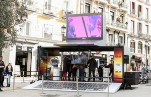 Stand exterior con expositor para promoción de Asus