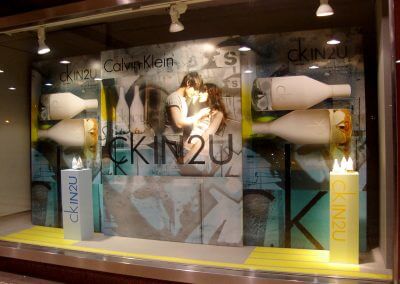 Montaje de stand para promoción de Calvin Klein 2U
