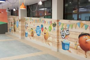 Display publicitario para Trina