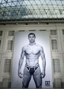 Lona publicitaria para evento de CR7 montada