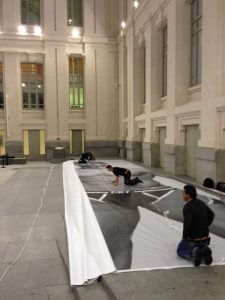 Montando lona publicitaria grande Frontlight para evento